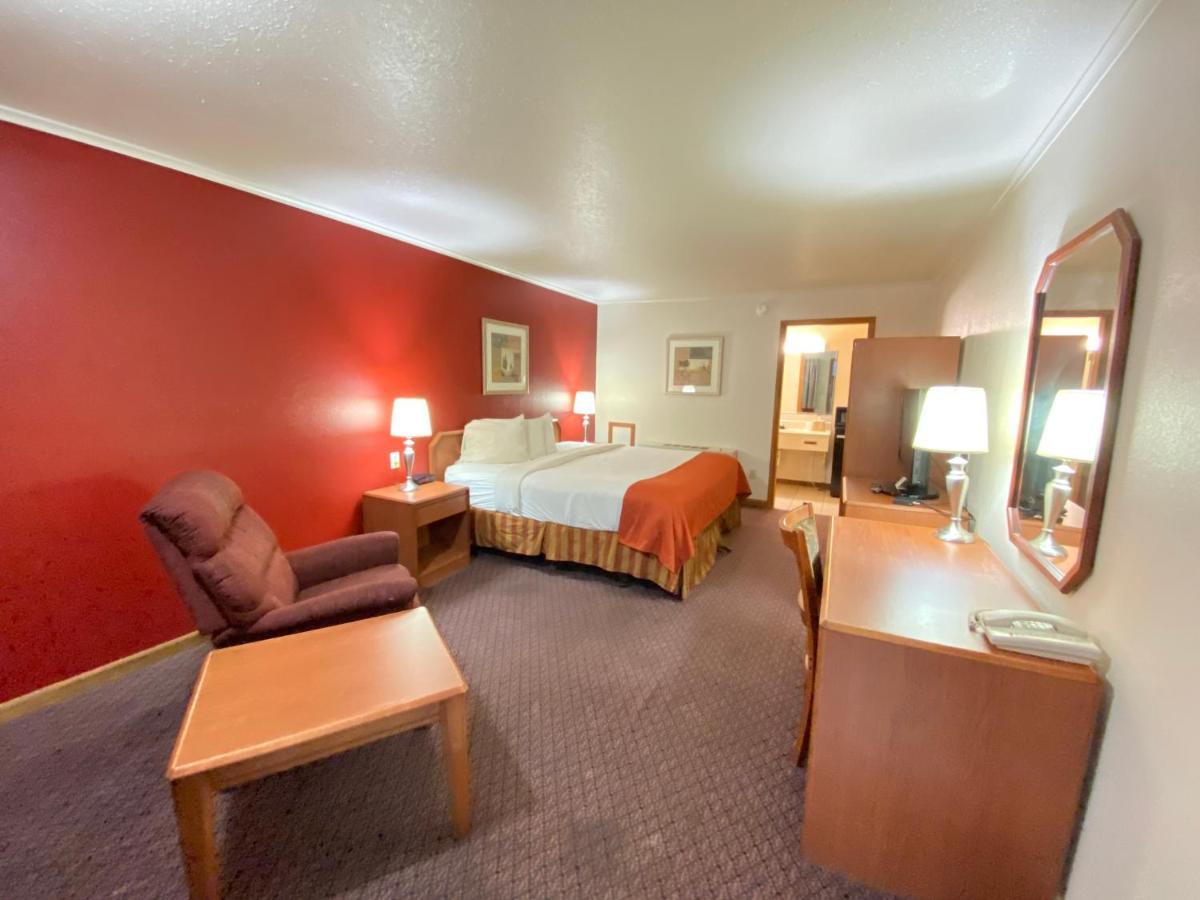 Fort Hays Inn Eksteriør bilde