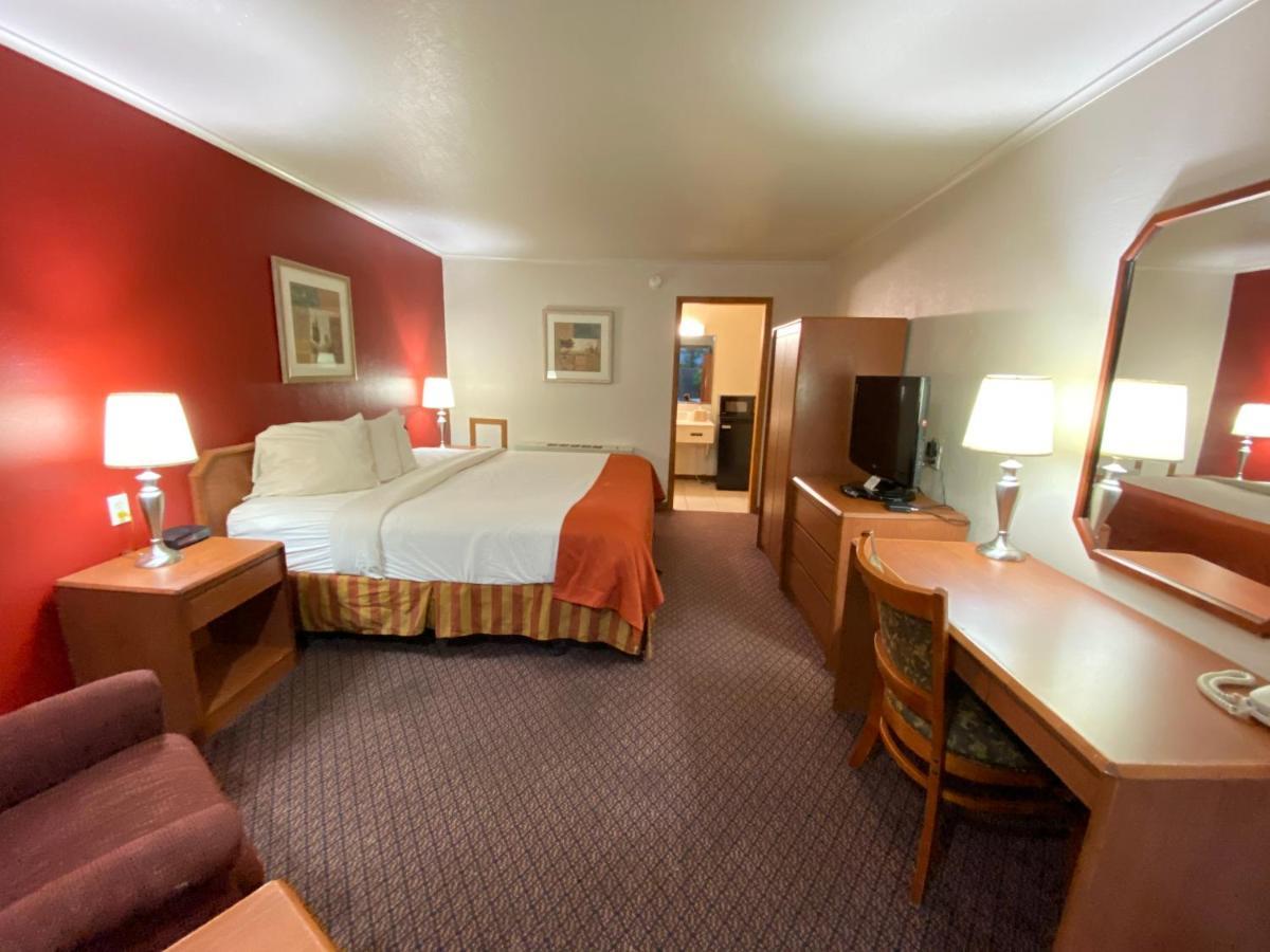Fort Hays Inn Eksteriør bilde